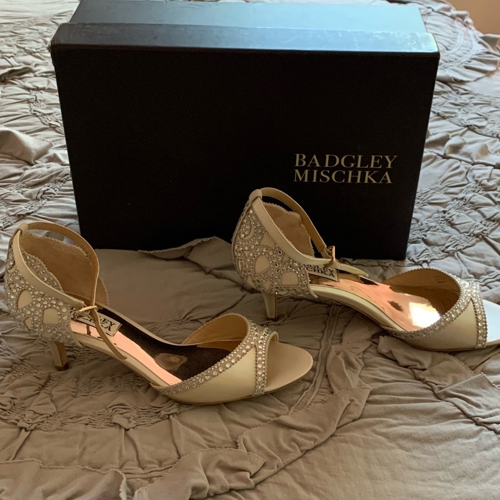 Badgley Mischka 5.5 Gillian Pump in Ivory -never worn